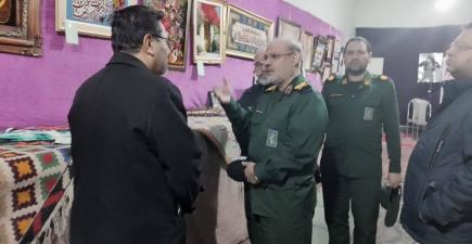 سردار محبی در حال بازدید از آثار هنری نمایشگاه خانواده کارکنان سپاه