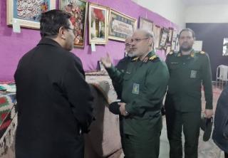 سردار محبی در حال بازدید از آثار هنری نمایشگاه خانواده کارکنان سپاه